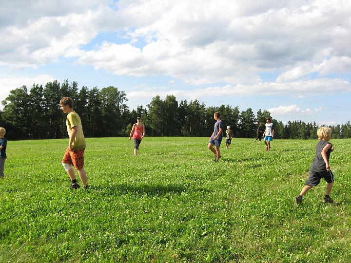 162 - Bitva začala. Kluci jsou nejdříve bezradní,protože holky nestřílí, nakonec ale někdo vystřelí a kluci nakonec vyhrají.JPG